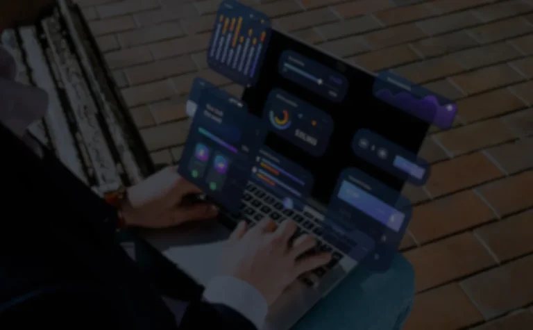 Persona escribiendo en un portátil con un panel de métricas en pantalla